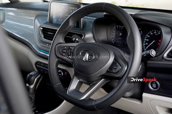 अगर लेने वाले हैं एक नई कार, तो फ्लैट बॉटम स्टीयरिंग व्हील वाली ही लें, इससे होते हैं इतने फायदे