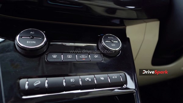 Tata Nexon EV Max Review: क्या बड़ी बैटरी और बढ़ी हुई रेंज के साथ बेहतर हुई यह कार? पढ़ें रिव्यू