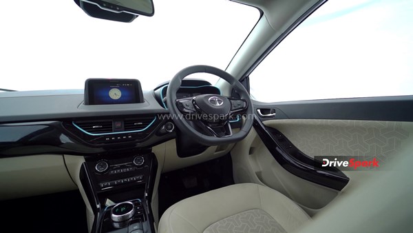 Tata Nexon EV Max Review: क्या बड़ी बैटरी और बढ़ी हुई रेंज के साथ बेहतर हुई यह कार? पढ़ें रिव्यू