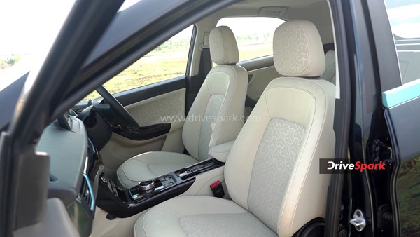 Tata Nexon EV Max Review: क्या बड़ी बैटरी और बढ़ी हुई रेंज के साथ बेहतर हुई यह कार? पढ़ें रिव्यू