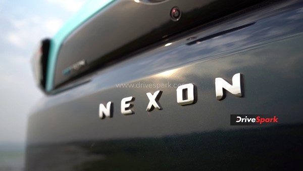 Tata Nexon EV Max Review: क्या बड़ी बैटरी और बढ़ी हुई रेंज के साथ बेहतर हुई यह कार? पढ़ें रिव्यू