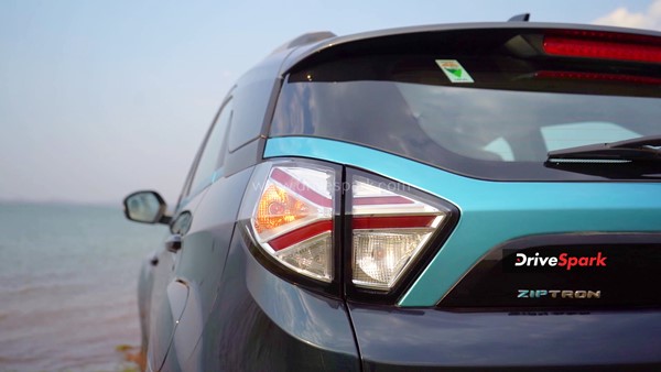 Tata Nexon EV Max Review: क्या बड़ी बैटरी और बढ़ी हुई रेंज के साथ बेहतर हुई यह कार? पढ़ें रिव्यू