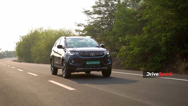 Tata Nexon EV Max Review: क्या बड़ी बैटरी और बढ़ी हुई रेंज के साथ बेहतर हुई यह कार? पढ़ें रिव्यू