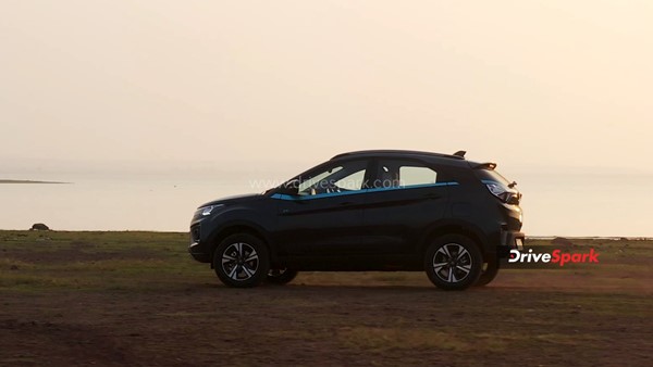Tata Nexon EV Max Review: क्या बड़ी बैटरी और बढ़ी हुई रेंज के साथ बेहतर हुई यह कार? पढ़ें रिव्यू