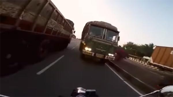 सड़क के गलत साइड चलते हुए अगर आपके साथ हुआ हादसा, तो नहीं मिलेगा कोई मुआवजा