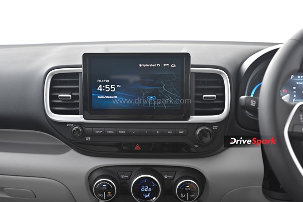 नई 2022 Hyundai Venue कितनी हुई है नई - कितनी है वही? जानें हमारे इस रिव्यू में