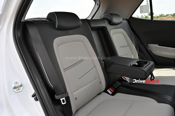 नई 2022 Hyundai Venue कितनी हुई है नई - कितनी है वही? जानें हमारे इस रिव्यू में