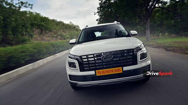 नई 2022 Hyundai Venue कितनी हुई है नई - कितनी है वही? जानें हमारे इस रिव्यू में