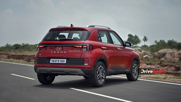 नई 2022 Hyundai Venue कितनी हुई है नई - कितनी है वही? जानें हमारे इस रिव्यू में