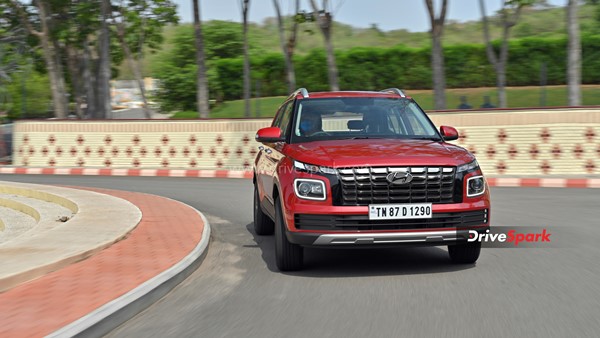 नई 2022 Hyundai Venue कितनी हुई है नई - कितनी है वही? जानें हमारे इस रिव्यू में