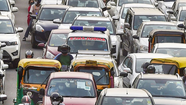 एम्बुलेंस को नहीं दिया रास्ता, तो अब कटेगा सीधे 10,000 रुपये का चालान, जानें क्या है नियम