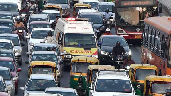 एम्बुलेंस को नहीं दिया रास्ता, तो अब कटेगा सीधे 10,000 रुपये का चालान, जानें क्या है नियम