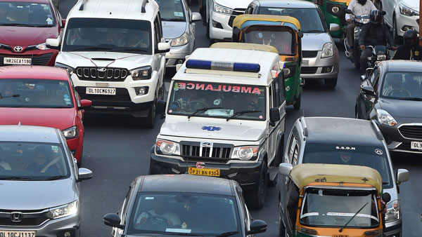एम्बुलेंस को नहीं दिया रास्ता, तो अब कटेगा सीधे 10,000 रुपये का चालान, जानें क्या है नियम