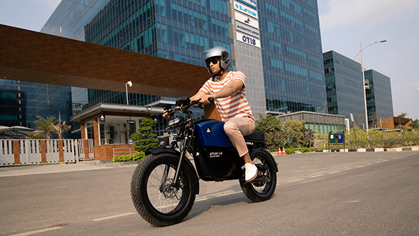 जल्द लाॅन्च होगी 100 किलोमीटर चलने वाली इलेक्ट्रिक बाइक, ब्लूटूथ समेत कई आधुनिक फीचर्स से होगी लैस