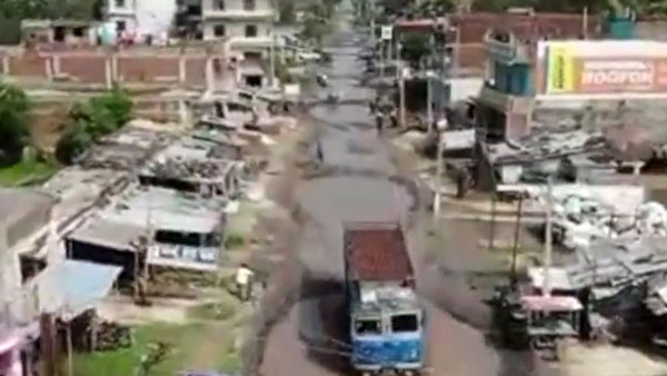 बिहार के इस नेशनल हाईवे पर हैं 100 फीट चौड़े गड्ढे, लोग पूछ रहे सड़क है या स्विमिंग पूल?