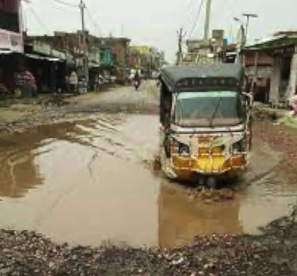 बिहार के इस नेशनल हाईवे पर हैं 100 फीट चौड़े गड्ढे, लोग पूछ रहे सड़क है या स्विमिंग पूल?