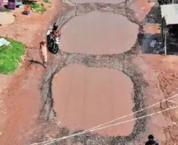 बिहार के इस नेशनल हाईवे पर हैं 100 फीट चौड़े गड्ढे, लोग पूछ रहे सड़क है या स्विमिंग पूल?