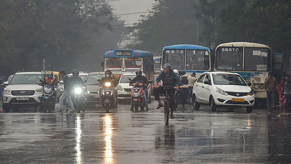 बारिश में इस तरह बाइक चलाएंगे तो नहीं होगा एक्सीडेंट, जानें कुछ जरूरी सेफ्टी टिप्स