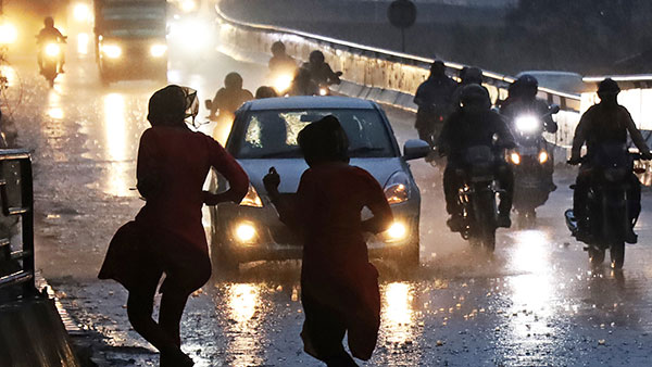 बारिश में इस तरह बाइक चलाएंगे तो नहीं होगा एक्सीडेंट, जानें कुछ जरूरी सेफ्टी टिप्स