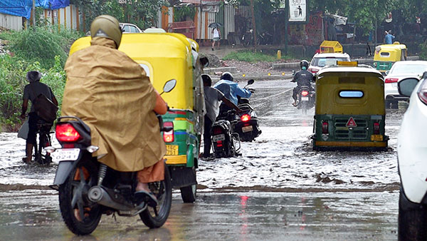 बारिश में इस तरह बाइक चलाएंगे तो नहीं होगा एक्सीडेंट, जानें कुछ जरूरी सेफ्टी टिप्स