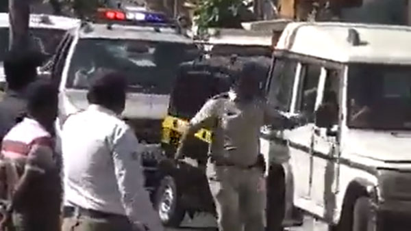 मंत्री की गाड़ी ट्रैफिक में फंसी… तो पुलिस वाले ने बोलेरो ड्राइवर को जड़ दिया थप्पड़, देखे वीडियो