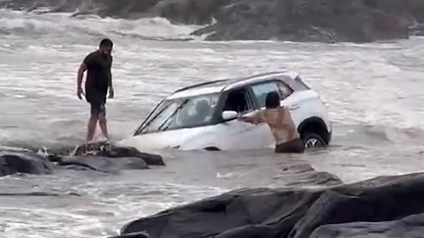 गोवा के समुद्री तट पर चलाई गाड़ी तो दर्ज को हुई FIR, पुलिस ने जब्त कर ली कार