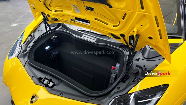 Lamborghini Aventador Ultimae की पहली यूनिट भारतीय ग्राहक को हुई डिलीवर, जाने क्या है खास