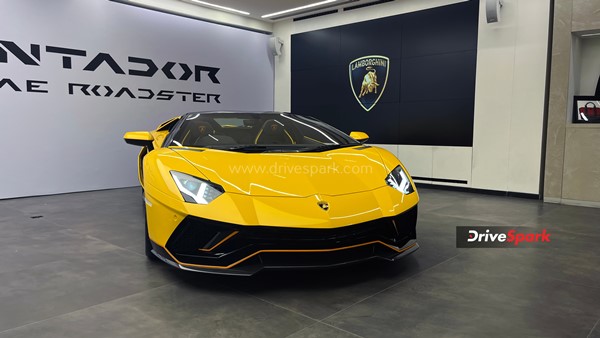 Lamborghini Aventador Ultimae की पहली यूनिट भारतीय ग्राहक को हुई डिलीवर, जाने क्या है खास