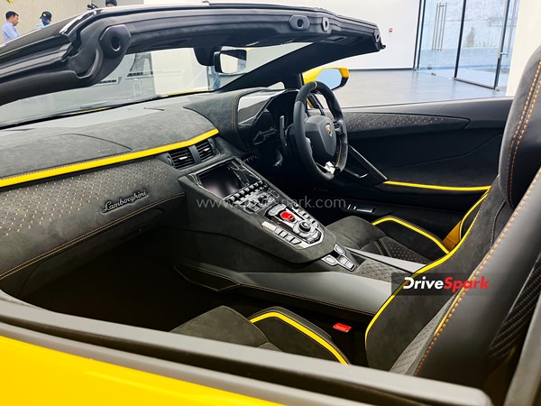 Lamborghini Aventador Ultimae की पहली यूनिट भारतीय ग्राहक को हुई डिलीवर, जाने क्या है खास