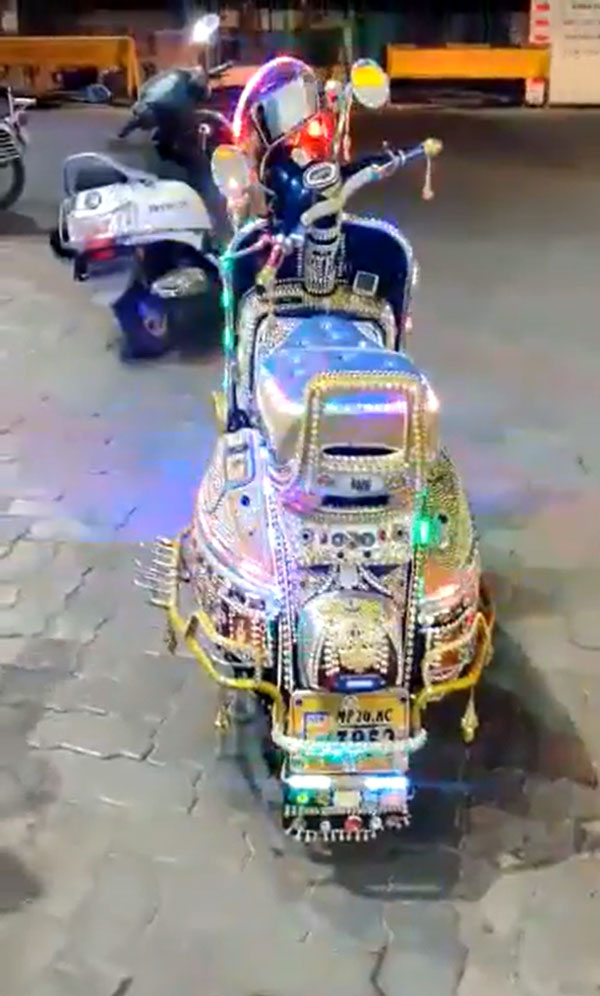 क्लासिक Bajaj Chetak का यह अवतार पहले देखा है आपने? Anand Mahindra ने कहा ‘Only In India’