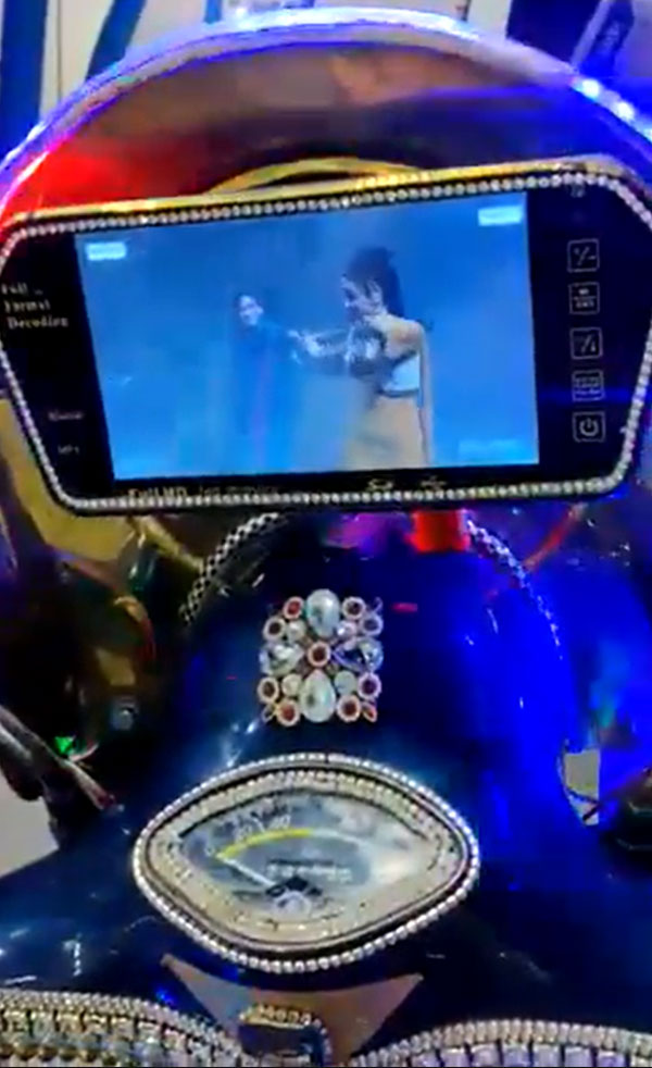 क्लासिक Bajaj Chetak का यह अवतार पहले देखा है आपने? Anand Mahindra ने कहा ‘Only In India’