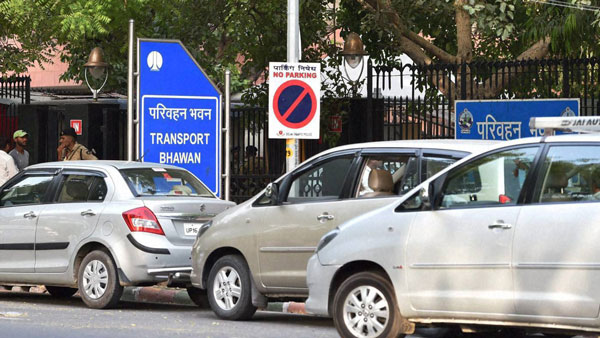 सड़क पर पार्क हुए वाहन की तस्वीर लाइए और 500 रुपये इनाम ले जाइए - Nitin Gadkari