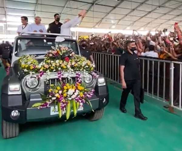 प्रधान मंत्री नरेंद्र मोदी महिंद्रा थार की सवारी करते आये नजर, देखें