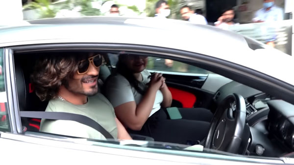 विद्युत जामवाल ने अपने फैन को कराई 3.5 करोड़ की लग्जरी कार की सैर, इस अदा पर फैंस हो गए फिदा