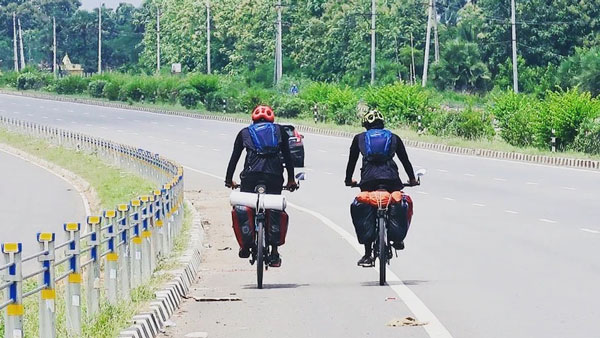 दो युवाओं ने साइकिल से तय किया 24,000 किमी का सफर, 245 दिनों में पूरा किया यह सफर