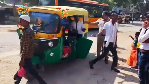 एक ऑटो में सवार थे 27 लोग, गिनती कर दंग रह गई पुलिस, लोगों ने कहा- ‘मिलना चाहिए अवाॅर्ड’