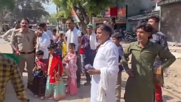 एक ऑटो में सवार थे 27 लोग, गिनती कर दंग रह गई पुलिस, लोगों ने कहा- ‘मिलना चाहिए अवाॅर्ड’