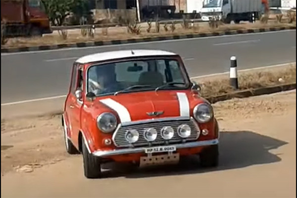एमएस धोनी ने सड़क पर दौड़ाई विंटेज कार, लोगों ने एसे दिया रिएक्शन, देखें वीडियो