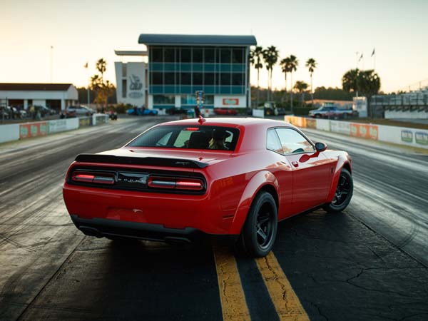 कॉमेडियन कपिल शर्मा ने लाल रंग की डॉज चैलेंजर कार के साथ खिंचवाई तस्वीर, फैन्स कर रहे मजेदार कमेंट्स