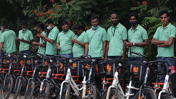 दिल्ली में फूड डिलीवरी के लिए केवल ई-वाहनों का होगा इस्तेमाल, कैब- ई-काॅमर्स को भी छोड़ने होंगे पेट्रोल वाहन