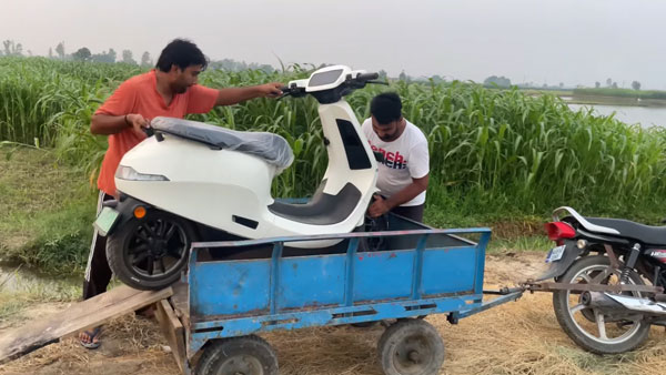 केवल 50 किलोमीटर चलकर बंद हो गई ओला स्कूटर, घर ले जाने के लिए लेना पड़ा हीरो की बाइक का सहारा