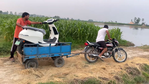 केवल 50 किलोमीटर चलकर बंद हो गई ओला स्कूटर, घर ले जाने के लिए लेना पड़ा हीरो की बाइक का सहारा