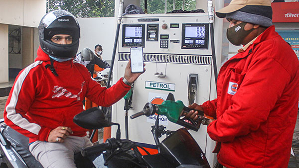 Petrol-Diesel Price: महाराष्ट्र में पेट्रोल 5 रुपये और डीजल 3 रुपये हुआ सस्ता, जानें नई कीमत