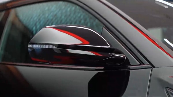 सिंगर बादशाह ने हाल ही में एक नई लैम्बोर्गिनी उरुस खरीदी है जो कि उनकी दूसरी उरुस है। इसके पहले वह यूज्ड लैम्बोर्गिनी उरुस खरीद चुके है और अब यह नई मॉडल दिल्ली में खरीदी है। बादशाह को लग्जरी कारों का शौक है और उनके गैराज में दुनिया की सबसे बड़ी कार कंपनियों की कारें मौजूद है, अब उनके कलेक्शन में एक और लैम्बोर्गिनी उरुस भी शामिल हो गयी है।