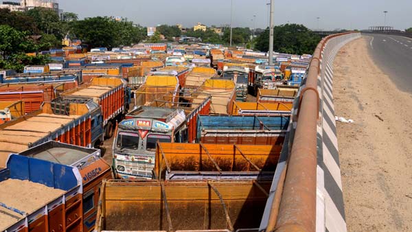 Nitin Gadkari: ओवरलोडिंग के कारण होने वाले हादसों के लिए ट्रांसपोर्टर हैं जिम्मेदार, होगी कड़ी कार्रवाई