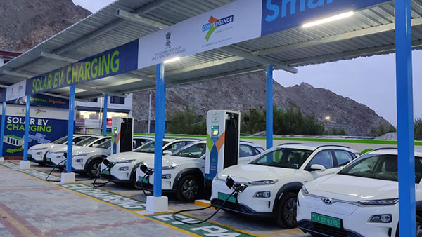 लद्दाख में लाॅन्च हुआ सोलर से चलने वाला पहला ई-वाहन चार्जिंग स्टेशन