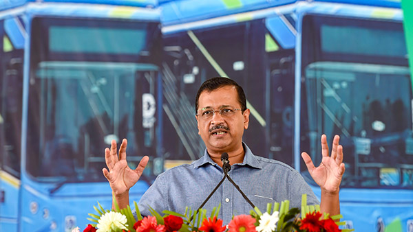 दिल्ली सीएम अरविंद केजरीवाल ने 97 इलेक्ट्रिक बसों को दिखाई हरी झंडी, शामिल होंगी और इलेक्ट्रिक बसें