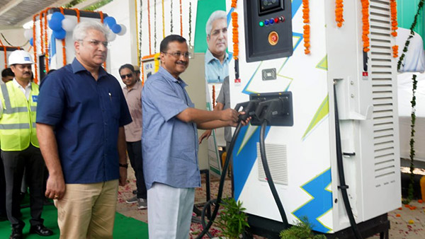 दिल्ली सीएम अरविंद केजरीवाल ने 97 इलेक्ट्रिक बसों को दिखाई हरी झंडी, शामिल होंगी और इलेक्ट्रिक बसें