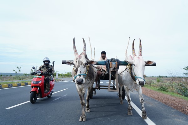 इस व्लॉगर ने इलेक्ट्रिक स्कूटर पर तय किया कन्याकुमारी से कश्मीर तक का सफर, जानें कैसे