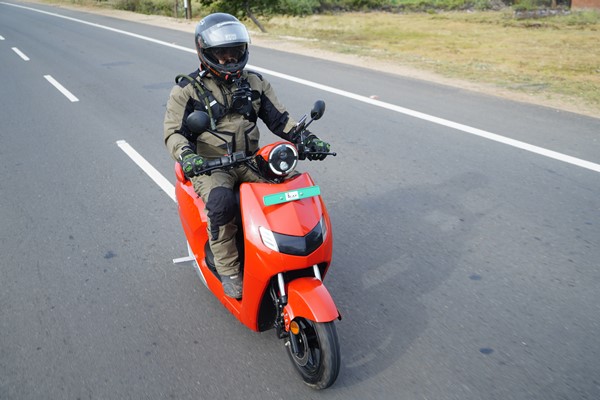 इस व्लॉगर ने इलेक्ट्रिक स्कूटर पर तय किया कन्याकुमारी से कश्मीर तक का सफर, जानें कैसे